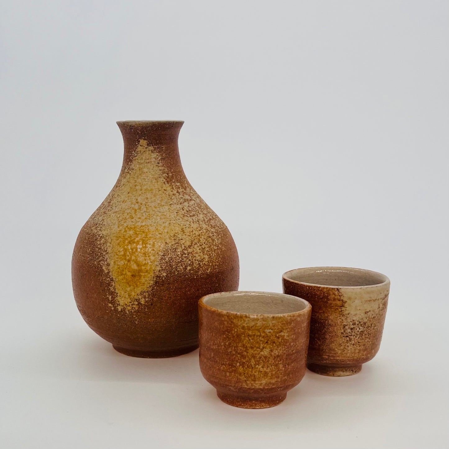 Sake bottle and cups set