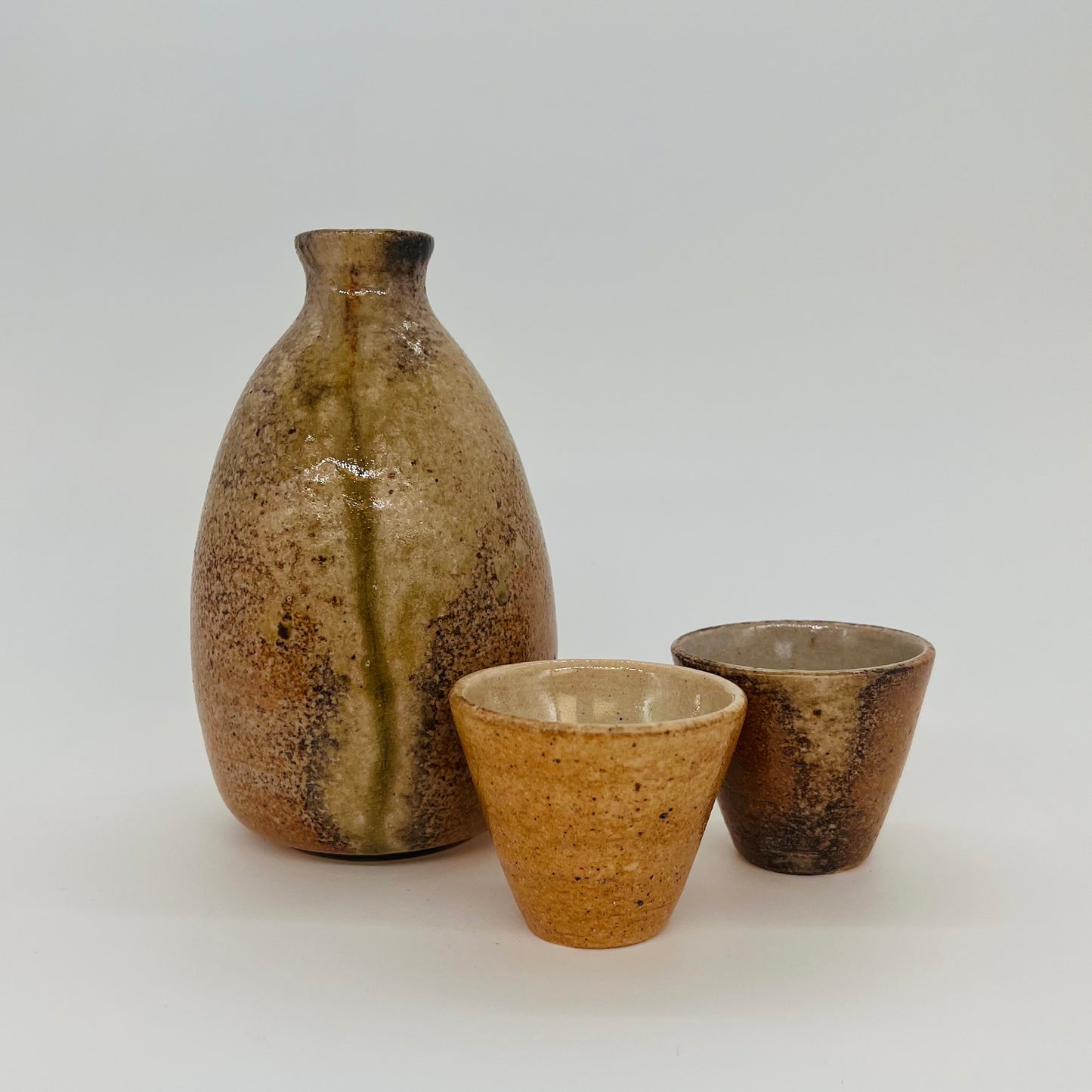 Sake bottle and cups set